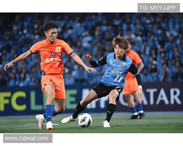 前锋抱足球的瞬间展现了激情与梦想的交融与追逐 前锋抱足球的瞬间展现了激情与梦想的交融与追逐